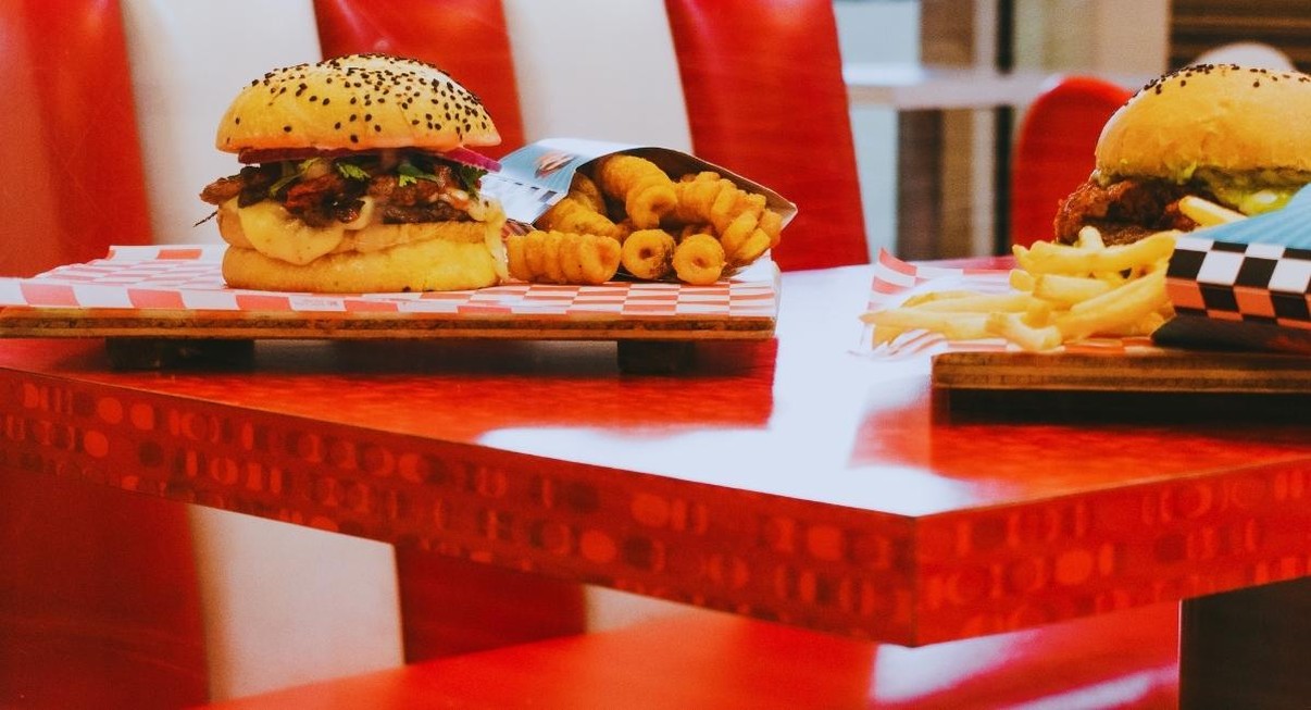 Burgers gourmet et frites servis sur planches en bois dans un fast-food