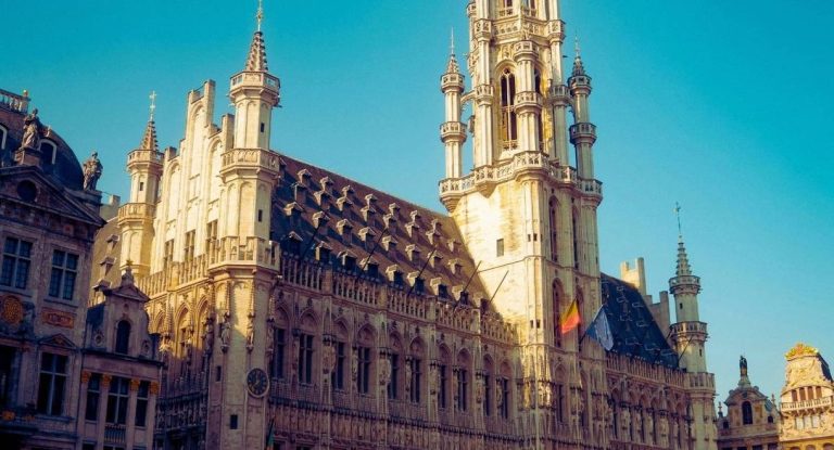 Façade gothique de l'hôtel de ville de Bruxelles sous un ciel bleu