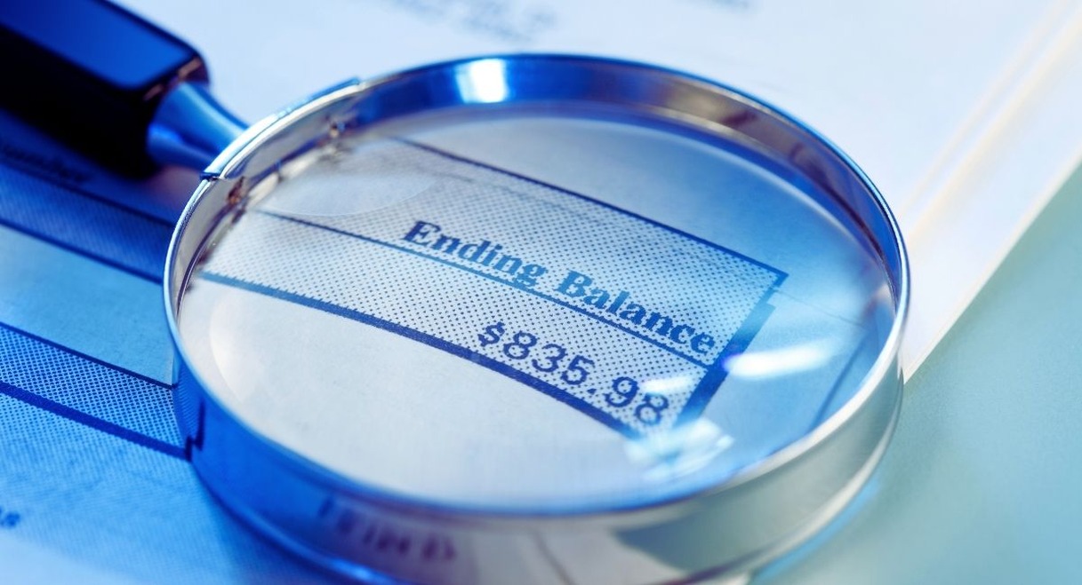 Loupe grossissant le solde sur un relevé de compte bancaire