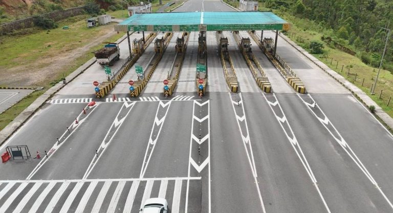 Vue aérienne des voies d'un poste de péage sur autoroute