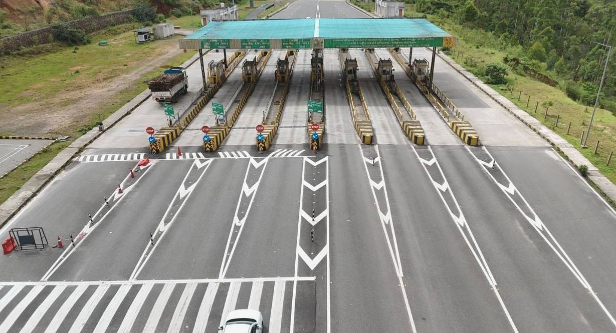 Vue aérienne des voies d'un poste de péage sur autoroute