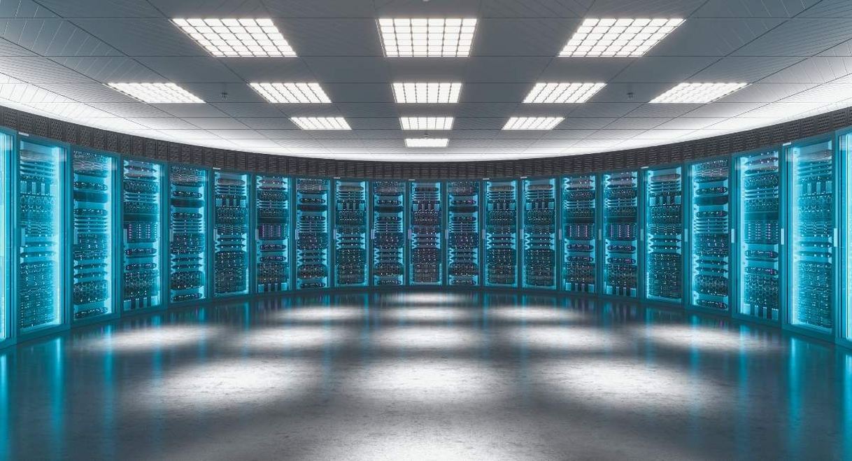 Salle de serveurs informatiques modernes avec eclairage bleu
